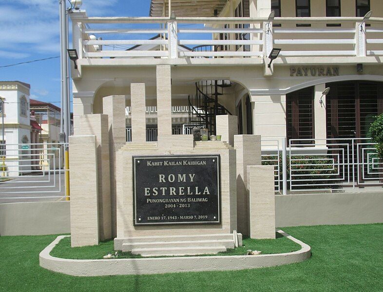 File:Estrella Family Mausoleum10.jpg