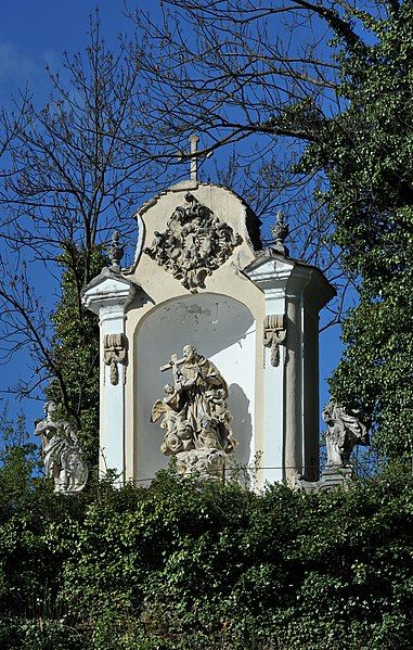 File:Gloggnitz Wegkapelle Schlossberg.jpg