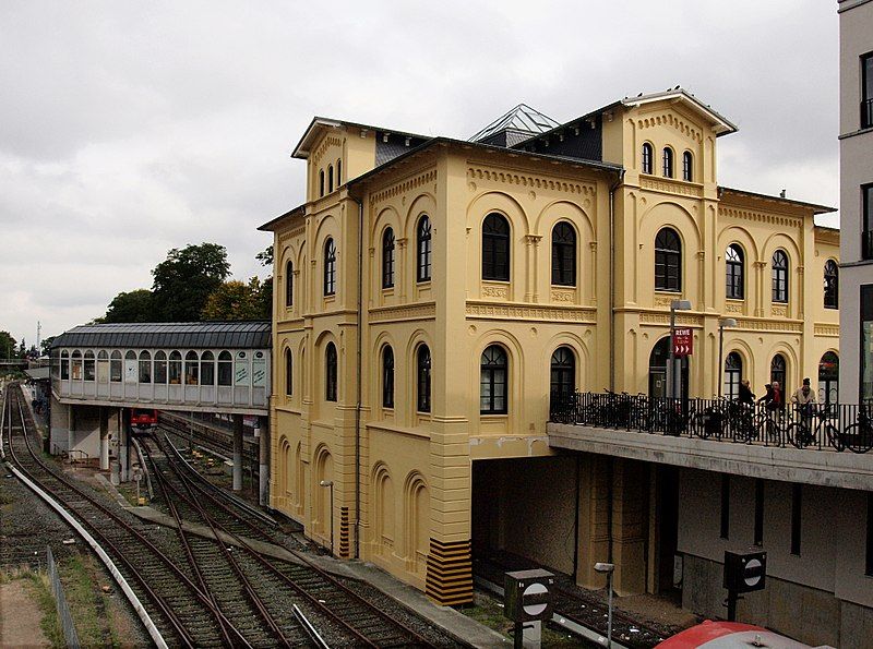 File:Hamburg, Bahnhof Blankenese.JPG