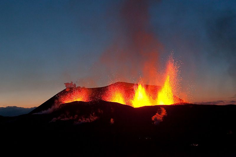 File:Iceland-Eruption-Fimmvorduhals-2010-03-26-09.jpg