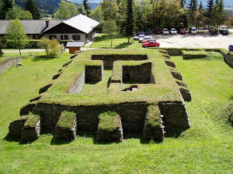 File:Magdalensberg Tempel.jpg