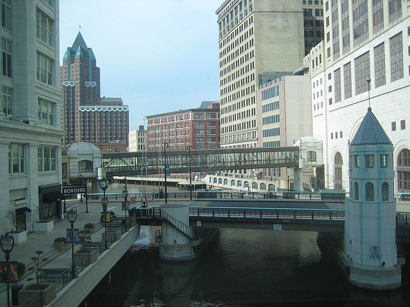 File:Milwaukeeriver.jpg