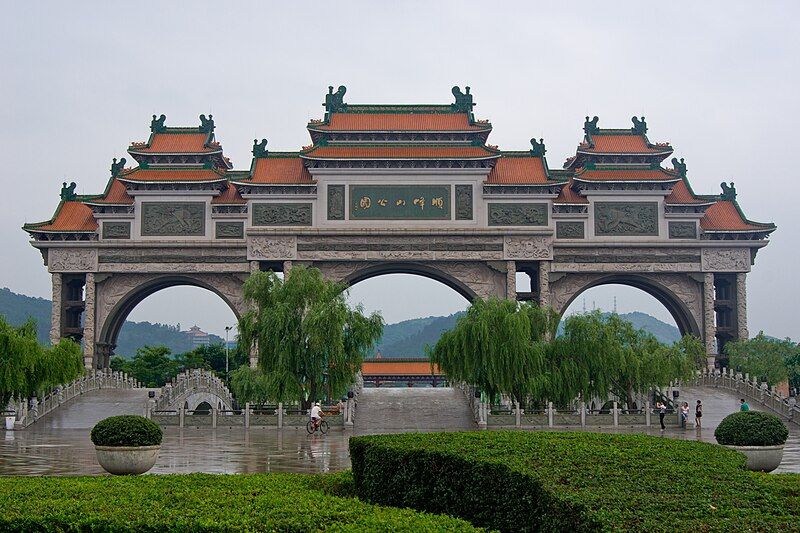 File:Shunfengshan Park Paifang.jpg