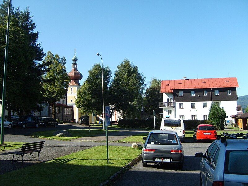 File:Srní, centrum obce.JPG