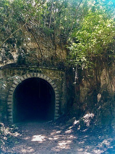 File:Túnel negro.jpg