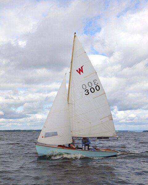 File:Wayfarer sailboat 2130.jpg