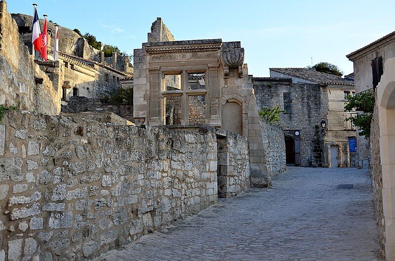 File:140606 Les-Baux-01.jpg