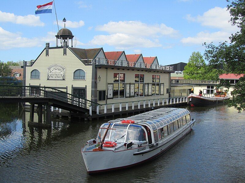 File:Afmijnlokaal en rondvaartboot.jpg