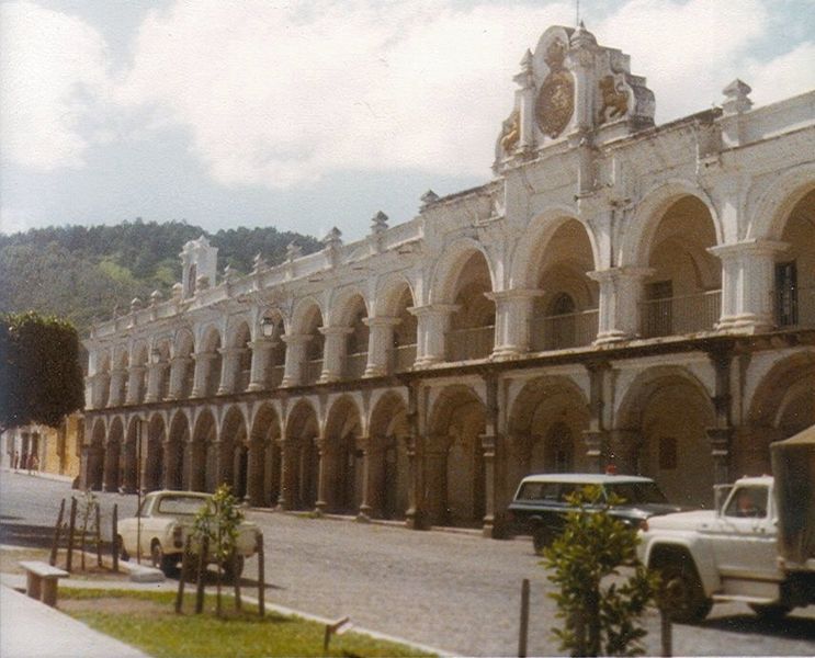 File:AntiguaSquareGovPalace79.jpg