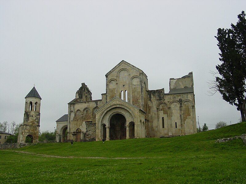 File:Bagrati Cathedral 01.jpg