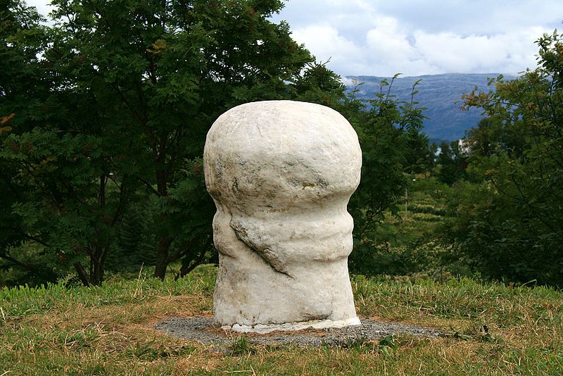 File:Dønna marble phallus.jpg