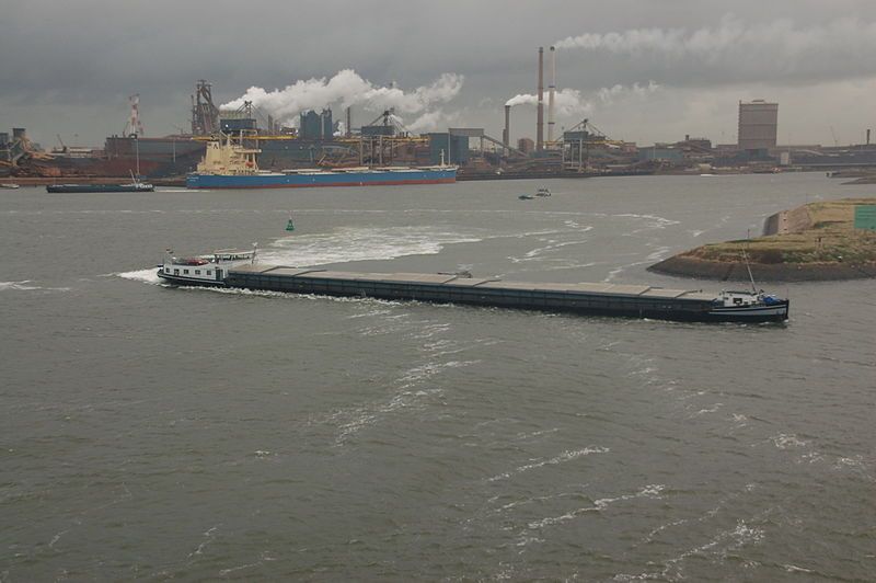 File:IjmuidenBarge.jpg