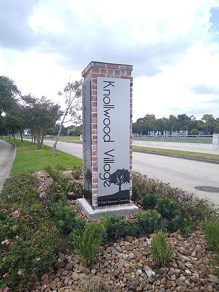 File:Knollwood Village sign.jpg