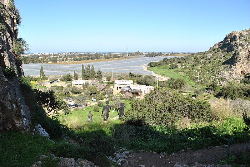 File:Nahal Mearot.jpg