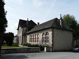 The town hall and school in Saint-Étienne-aux-Clos