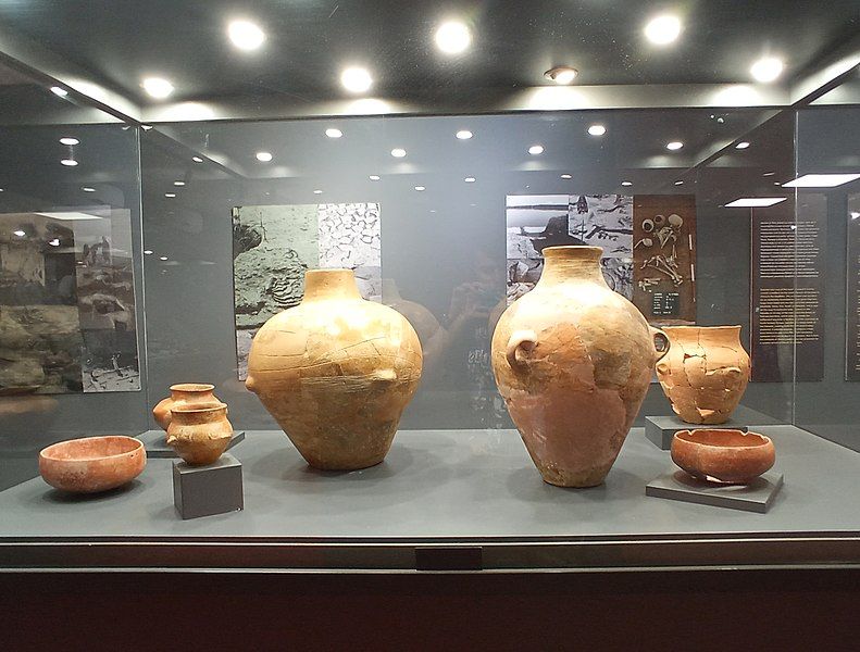 File:Vinca pottery 1.jpg