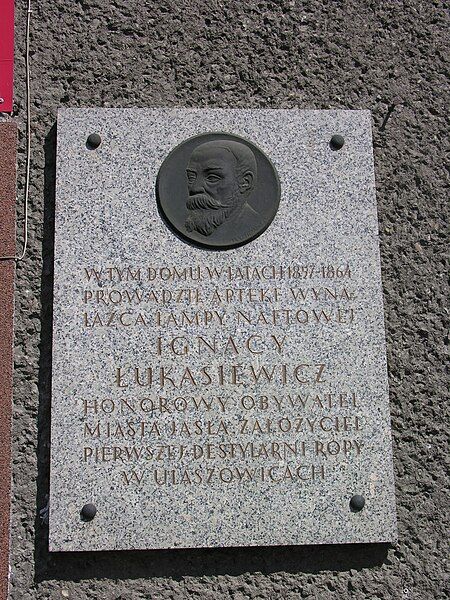 File:Łukasiewicz-tablica.JPG