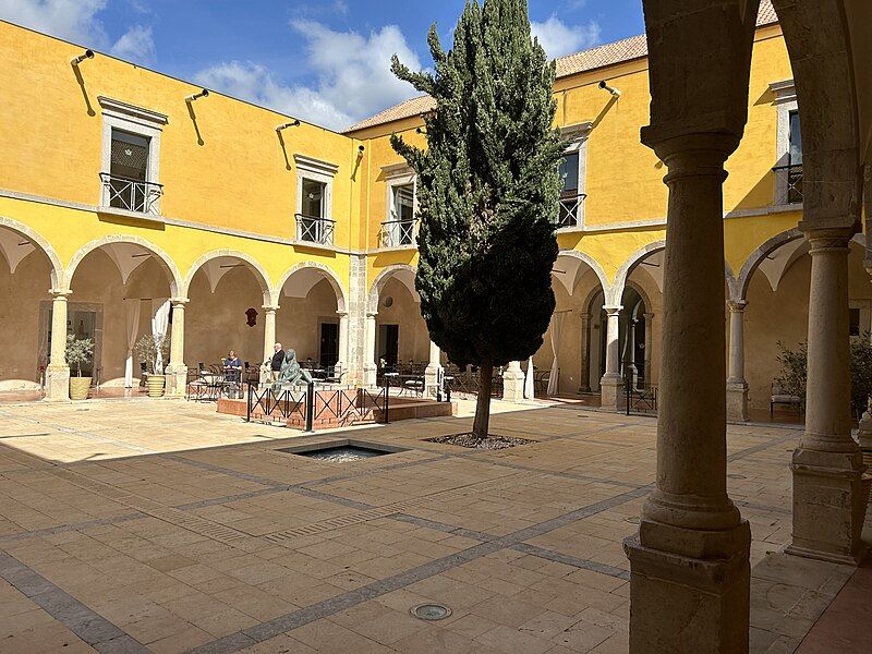 File:Cloisters at Tavira.jpg