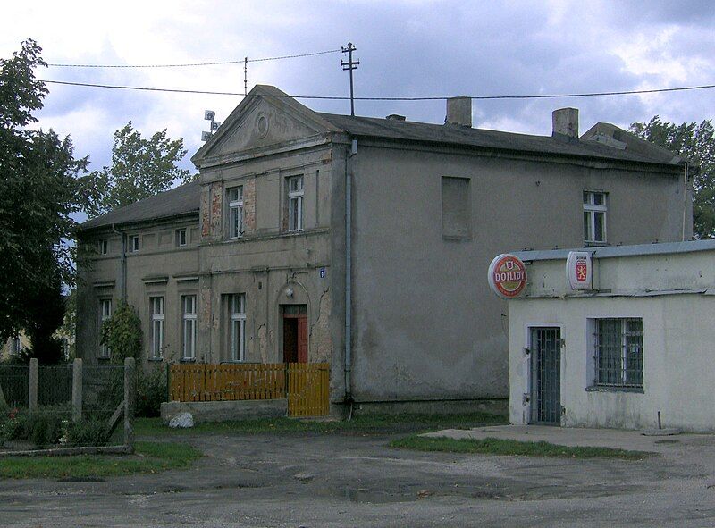 File:Dębiny dwór.jpg