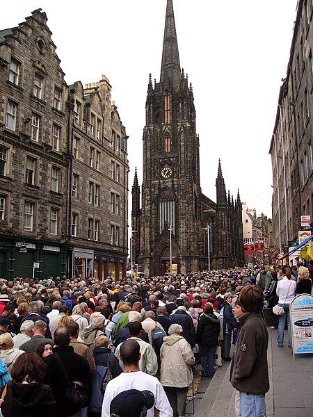 File:Edinburgh Royal Mile01.jpg