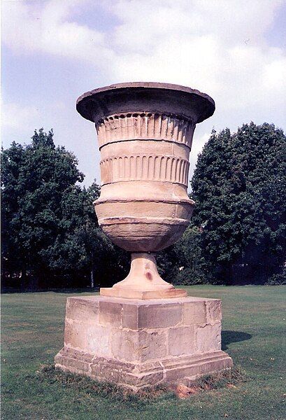 File:Isopi-Monumentalvase.jpg