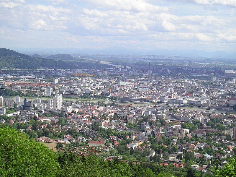 File:LinzvomPöstlingberg aus.jpg