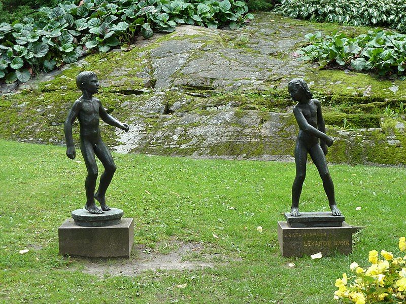 File:Liseberg, statues d'enfants.jpg