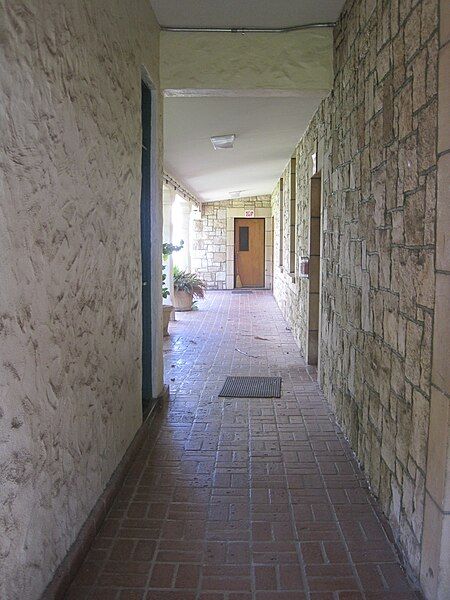 File:Makiki-Agriculturebldg-hallway.JPG