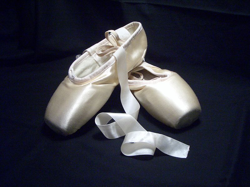 File:Pointe shoes.jpg