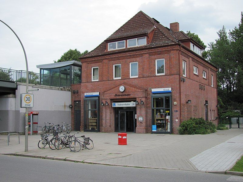 File:U-Bahnhof Trabrennbahn 1.jpg