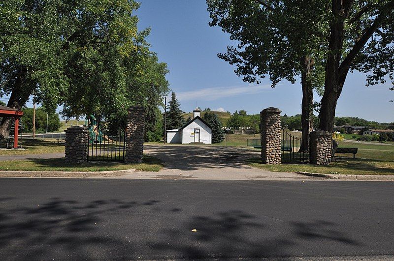 File:ValleyCityND PioneerPark Gate.jpg