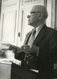 Preil reading his work in 1983.