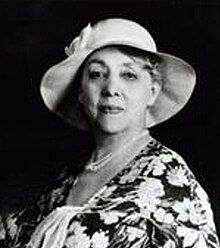 Woman wearing a flowered dress and a sun hat